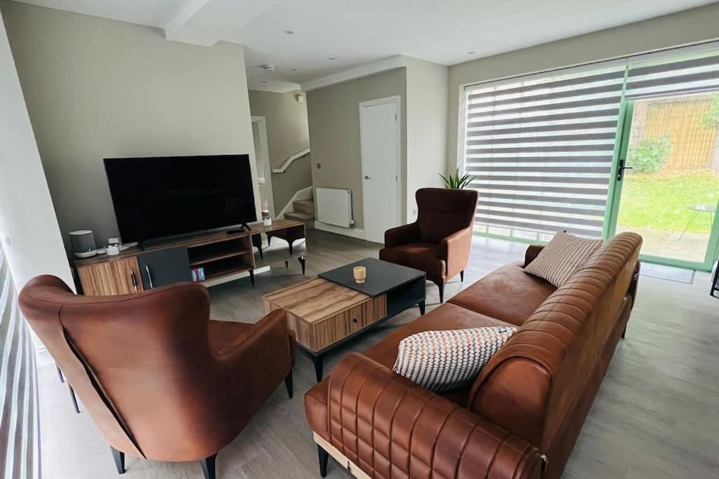 A House Designed For You… Edmonton Bagian luar foto
