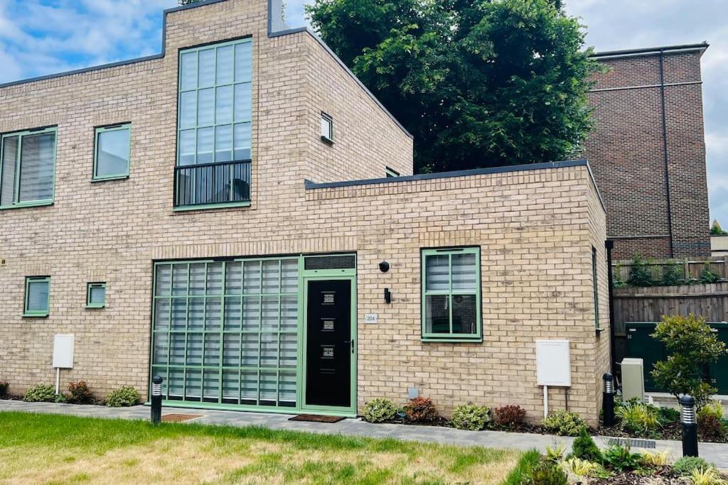 A House Designed For You… Edmonton Bagian luar foto