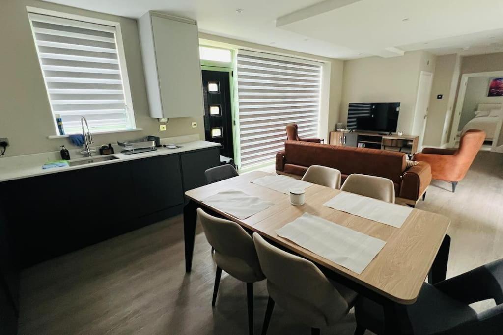 A House Designed For You… Edmonton Bagian luar foto