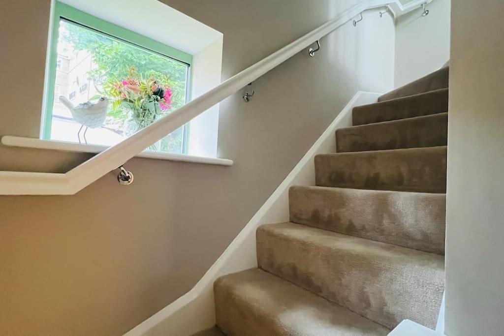 A House Designed For You… Edmonton Bagian luar foto