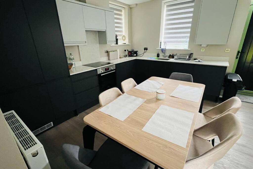 A House Designed For You… Edmonton Bagian luar foto