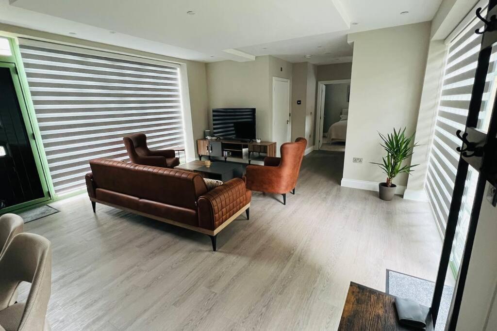 A House Designed For You… Edmonton Bagian luar foto