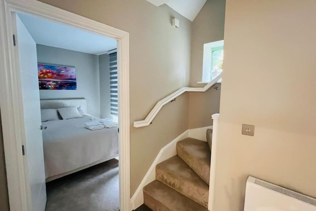 A House Designed For You… Edmonton Bagian luar foto